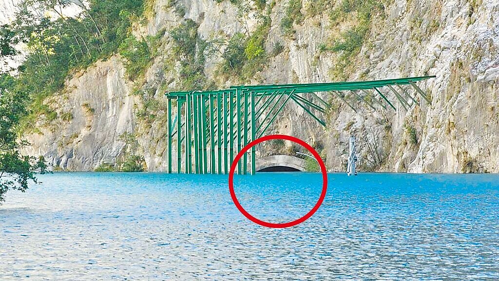 太魯閣立霧溪堰塞湖淹沒燕子口部分步道,18日靳珩隧道西口幾乎滅頂(紅圈處),溪水沿隧道向東漫流,從隧道東口流回立霧溪河道。圖/太管處提供