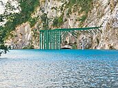 水位距壩頂不到5公尺...太魯閣堰塞湖　溢流進中橫公路