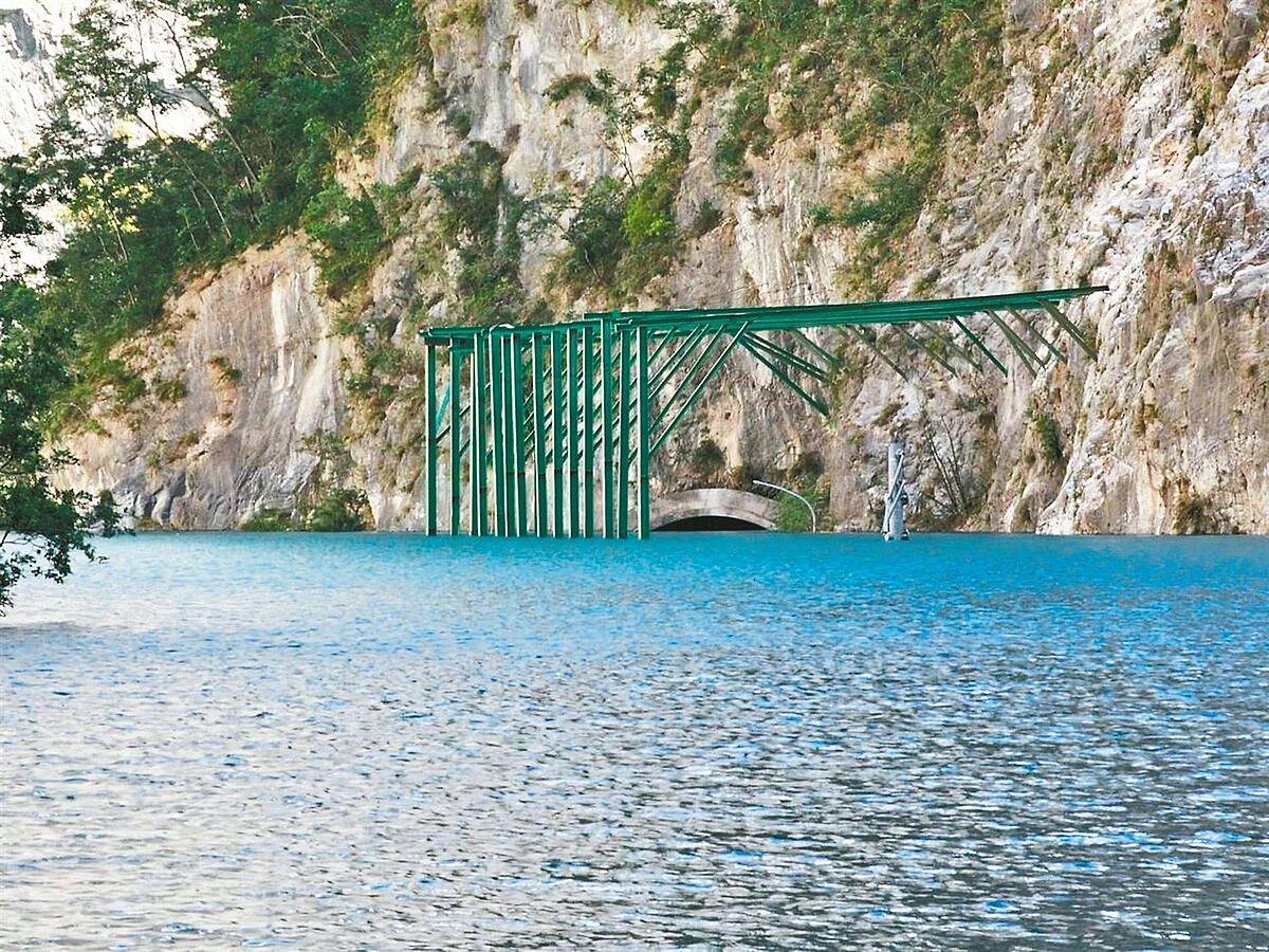 花蓮新堰塞湖水流18日早淹沒到台八線靳珩隧道西口頂拱。圖/公路局提供