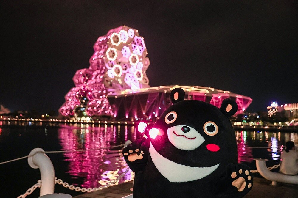 配合韓國女團BLACKPINK演唱會，高雄六大地標出現粉紅燈光秀，另有不少觀光業者同步響應「粉紅行動」。圖／高市觀光局提供
