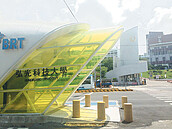 綠燈沒倒數…行人趕搭BRT　卡在車陣