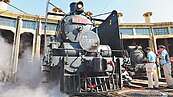 「機關車女王」　在扇型車庫亮相