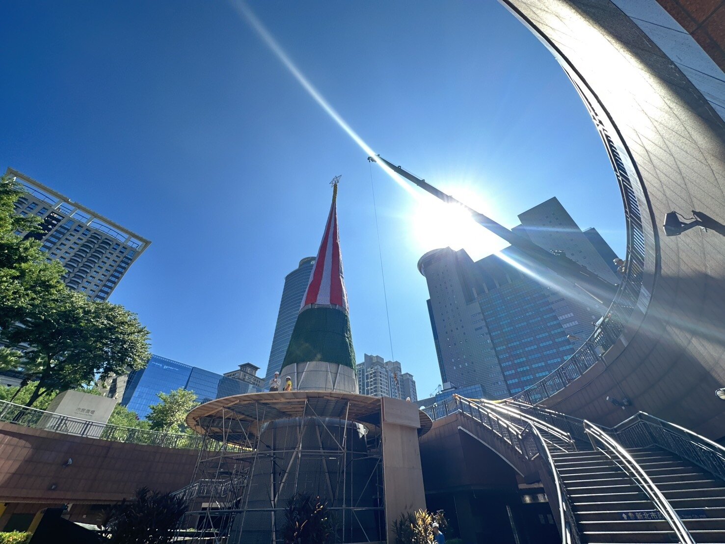 新北歡樂耶誕城是年度盛事，最近在市民廣場上的耶誕樹地標已開始布置，引起討論。記者王慧瑛／攝影 