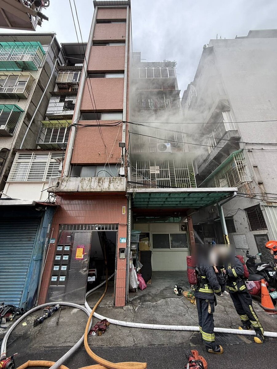 新北市蘆洲區這棟公寓19日中午發生火警,住戶林男自稱是燒廢紙引起大火。記者黃子騰/翻攝