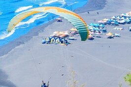 宜蘭外澳在熱愛飛行傘人士范叔大力推動下，現在已經成為具有標準場地、優秀教練的飛行傘園地。