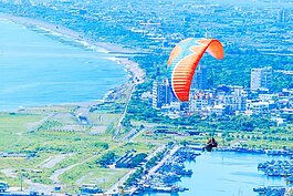 飛行於天空中，可以俯瞰台灣之美。遠方為宜蘭頭城鎮。