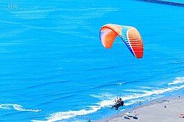 陽光、沙灘、比基尼還有飛行傘。