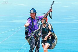 曾為神龍小組一員的張先生，現在為專業的教練，專門教導新學員學習飛行傘。