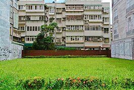 羅斯福路段的假公園，也不過就一片草坪，外面還放滿高高的小樹叢，真的有想要讓人當做公園可以休憩嗎？（好房News記者 陳韋帆／攝影）