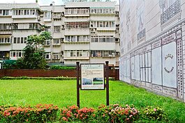 羅斯福路段的假公園充其量只是一片草地，根本稱不上是公園，草地中一塊突兀的招牌，在告訴民眾這是美麗的力量。（好房News記者 陳韋帆／攝影）