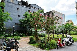 羅斯福路與辛亥路交叉口旁的假公園，儼然已經變成腳踏車停車場，也成為機車違停的區域，根本無人管理。（好房News記者 陳韋帆／攝影）