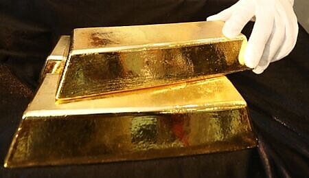 全球避險情緒再起,每盎司金價直逼4,400美元,黃金存摺牌價同樣屢屢創高,掀起投資人追金潮,今年來交易量呈現倍數成長。圖∕本報資料照片