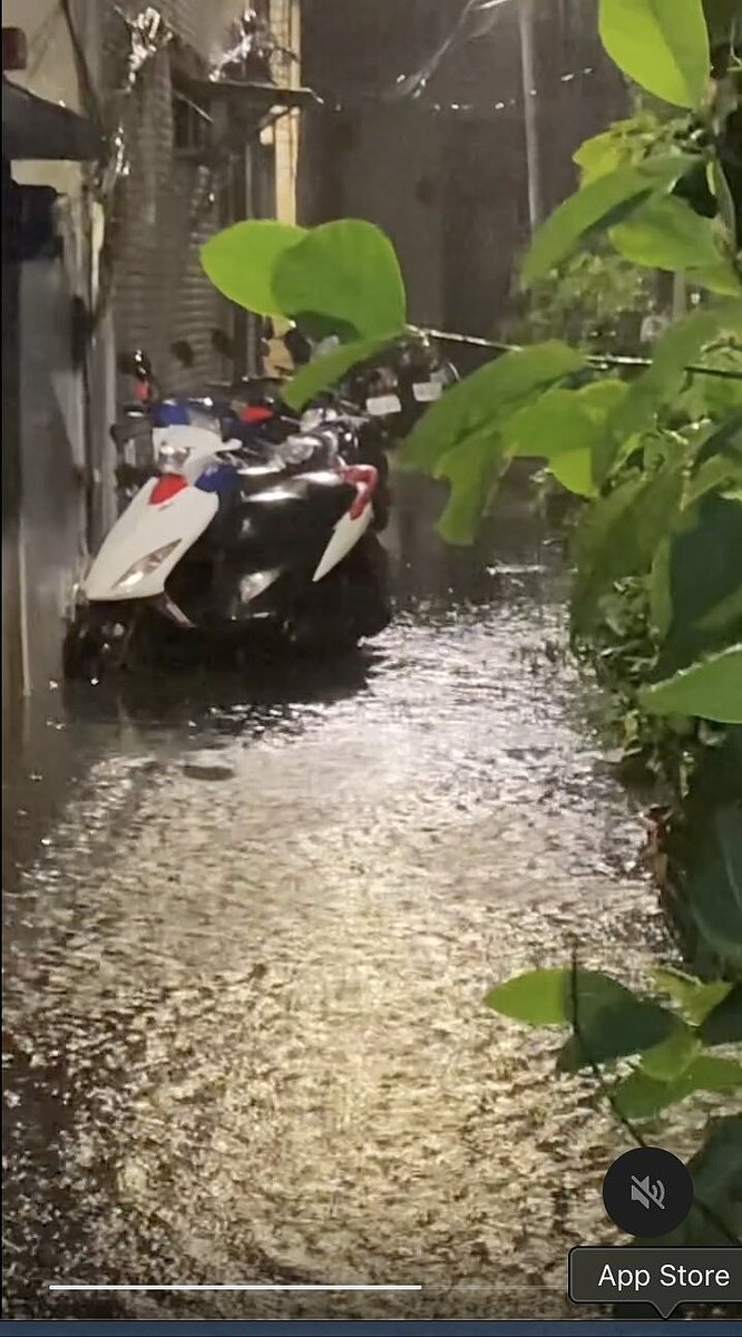 中和興南路路面積水湧入民宅。圖/翻攝threads@cherryen
