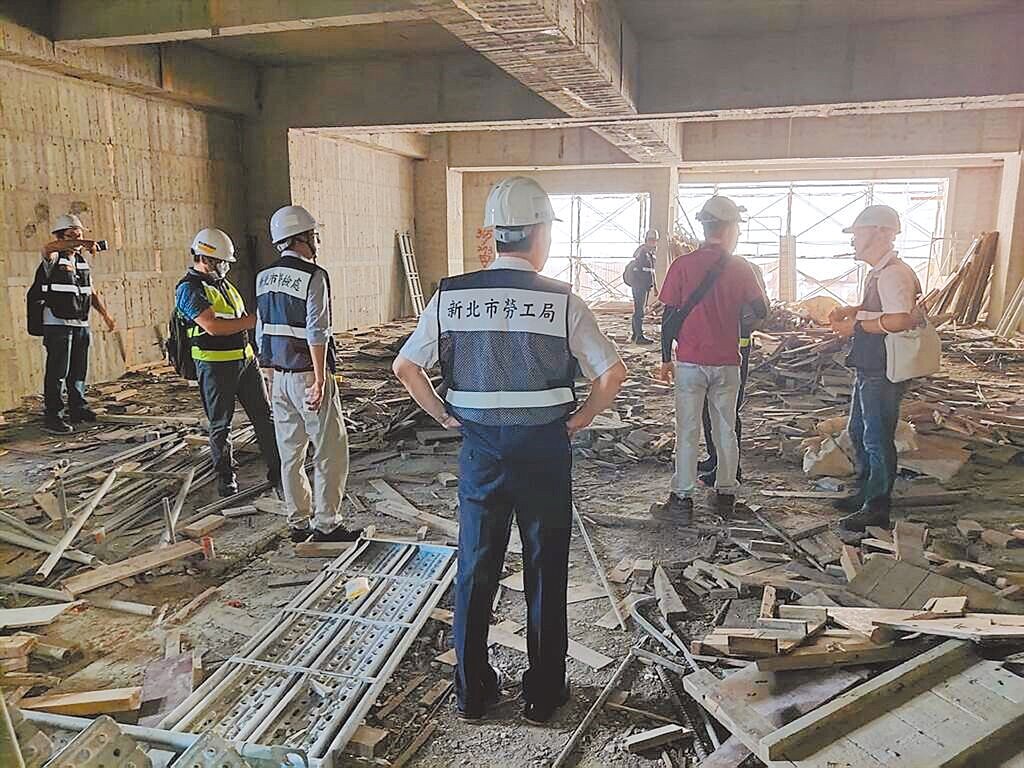 新北市工地火警頻傳，新北市議員戴瑋姍指出，工地建築法規有規範需要火警設備，但卻沒有將監火人員列為必要，呼籲新北市應修訂自治條例，將監火人員列入必要火警安全配置。圖為新北市勞工局稽查工地。圖／新北市勞工局提供
