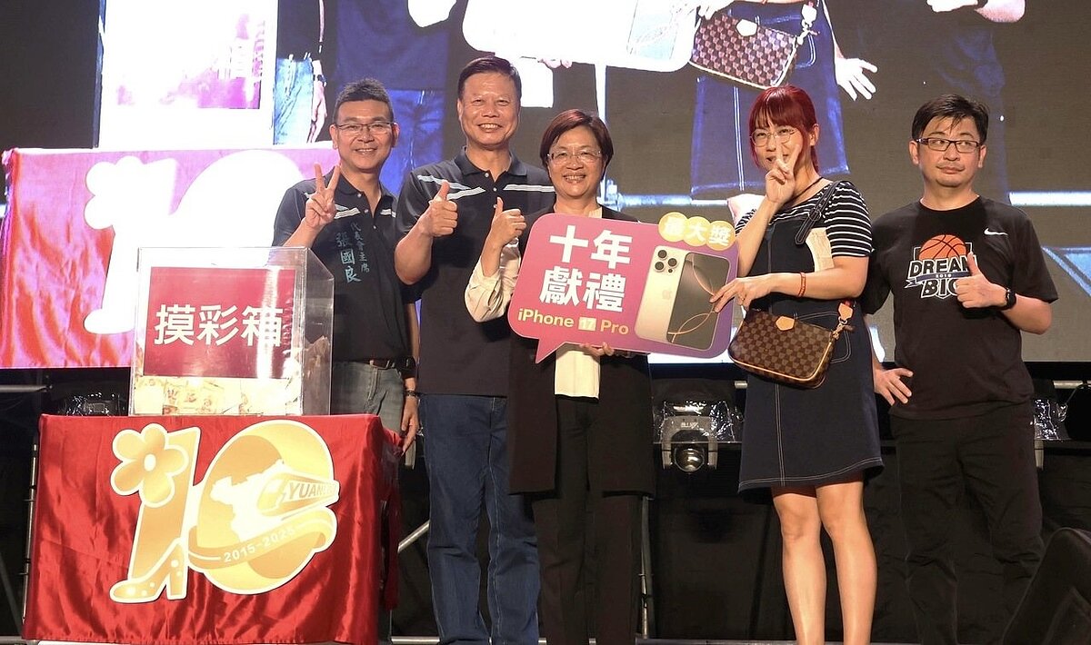 員林市公所18日晚間舉辦「員林升市十周年」晚會,由員林市代理市長賴致富(左二)主持,彰化縣長王惠美(左三)、彰化縣議會議長謝典霖(右一)等人與會。 圖/市公所提供