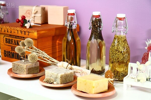 2.Amanda利用玫瑰、永久花、香草豆莢、薰衣草、羅馬洋甘菊、金盞花等天然花草泡在橄欖油自製植物精油,再拿來入皂。