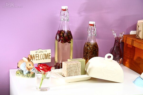 3.以英式鄉村風布置的工作室,櫃子上擺放著做好的成品,感覺很紓壓。