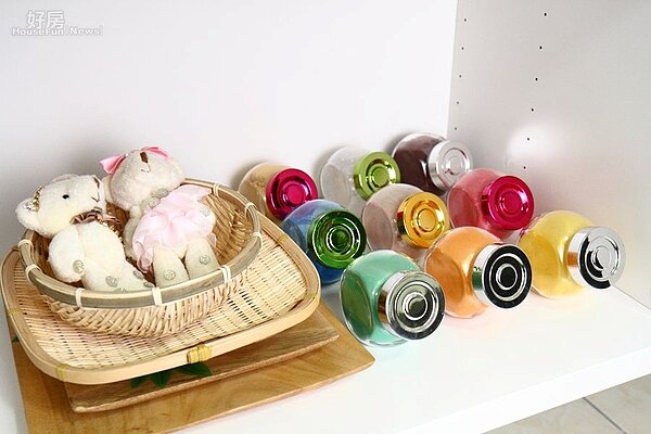 5.五顏六色的天然雲母粉末是置皂的調色原料,也是個美麗的角落布置。