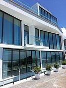 民宿外觀是白色有著大片落地窗的建築。