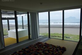 室內大量使用採用落地窗，在屋內就可遠眺龜山島。