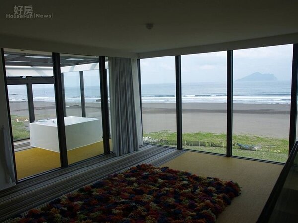 
3.室內大量使用採用落地窗，在屋內就可遠眺龜山島。