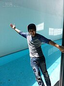 窗外就是露天泳池，足足有100多公尺。