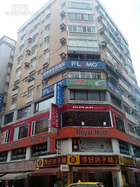 2大安路上的「金城大廈」,是頂好商圈重要指標性大樓。