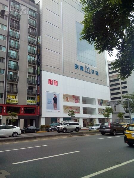 4在「華新大樓」正對面即是知名明曜百貨。