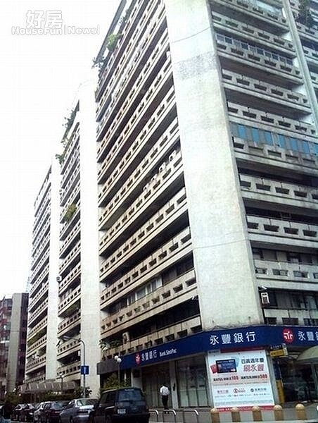 5哈林買下「一品大廈」,成了前副總統連戰的新鄰居。