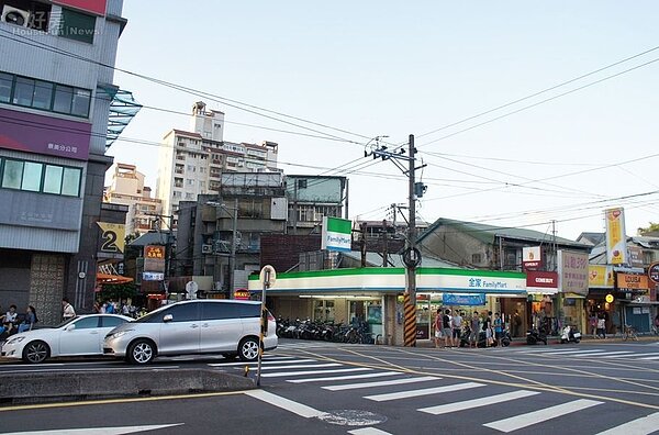 5.位於景美景福街上的工作室,離景美捷運站約10分鐘腳程,周邊商圈市場林立,整體生活機能相當不錯。