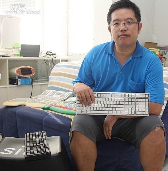 1.奕之華除了大談購屋經驗,也不吝惜展示多年來的鍵盤收藏,手上拿的這副即為自有品牌KBtalKing鍵盤,在網路上也頗受好評。