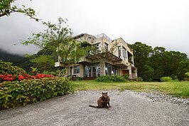 緣將正在門口等著迎接好房雜誌的採訪記者們。