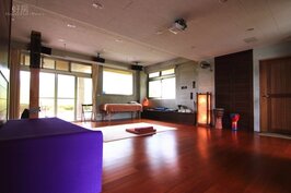 廣大的交誼廳中常舉辦各種室內活動，甚至還有瑜伽教學。