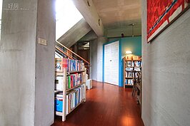 這裡手機訊號不是很好。既然如此，不妨先丟下手機平板，拿本書好好的看一看吧！