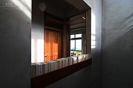 陽光由天井灑下亮麗的光線，營造出一股恬靜的氛圍。