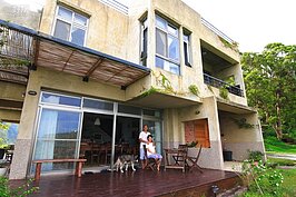 陽光佈居是男主人張念陽、女主人陳慈佈。