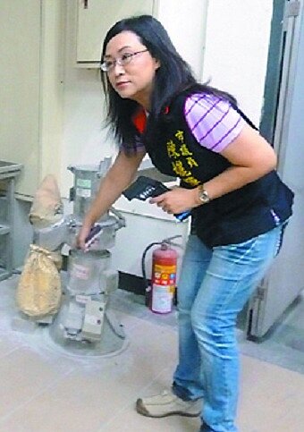 北市二殯火化場因通風、降溫系統不良，工作區長期維持攝氏40度以上高溫，還有焚化底灰粉塵問題，讓職工抱怨不斷。記者周志豪／攝影