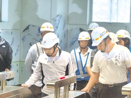 新北市長侯友宜(前排左)20日赴即將完工的捷運三鶯線勘查動態測試。(柯毓庭攝)