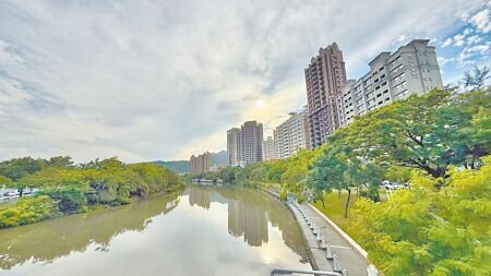 高雄大樓林立,但不論新舊社區普遍面臨公共基金不足,恐造成公安隱憂。(柯宗緯攝)