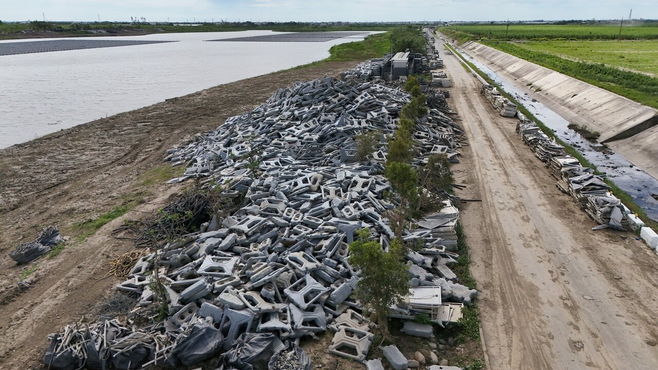 全台光電場爭議頻傳,監院揭發成果不如預期,並遭不法勢力介入干擾。 圖為因丹娜絲颱風造成嚴重受損的光電板。聯合報系資料照