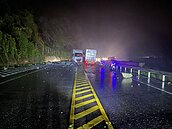 東北角雨下不停！台2線落石擊中2大貨車　司機驚險逃生…交通中斷