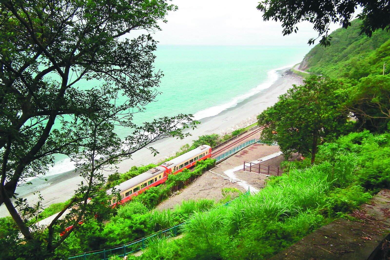 南迴鐵路多良火車站被稱為「全國最美麗車站」遊客可邊喝咖啡,邊遠眺太平洋、公路和鐵路的美景。 圖/本報資料照片