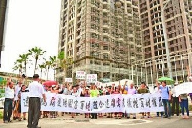 遠雄大溪新建案建附近住戶憂心交屋後社區進出車輛多，影響他們的權益和生活品質，昨天到現場抗議，要求縣府嚴格把關。（截取自聯合新聞網）