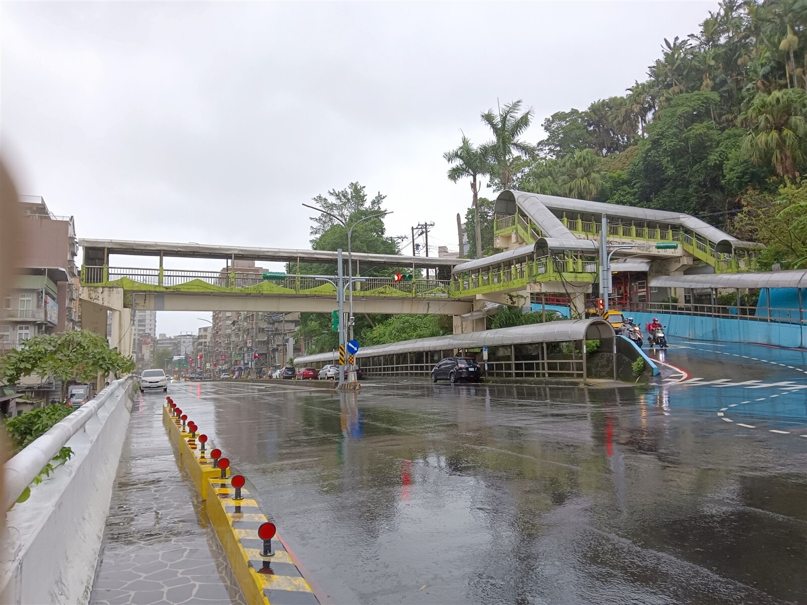 基隆市越跨南榮路的天橋頂棚鐵皮在強風中發生聲響,工務處檢視發現鐵皮壓條有2根螺栓鬆脫,將等風勢轉弱時維修。記者邱瑞杰/攝影