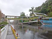 天橋屋頂鐵皮發怪聲　民眾憂掀開後成為傷人「血滴子」