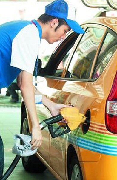 行政院長江宜樺下午與十大勞工團體代表座談,將正面回應勞團最近要求調整基本工資的訴求。(截自聯合報)