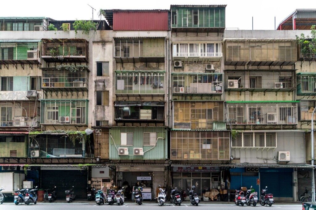 台北市政府提供自主都更第一桶金，合計最高達580萬元，圖為北市老舊公寓。圖／台北市都市更新處