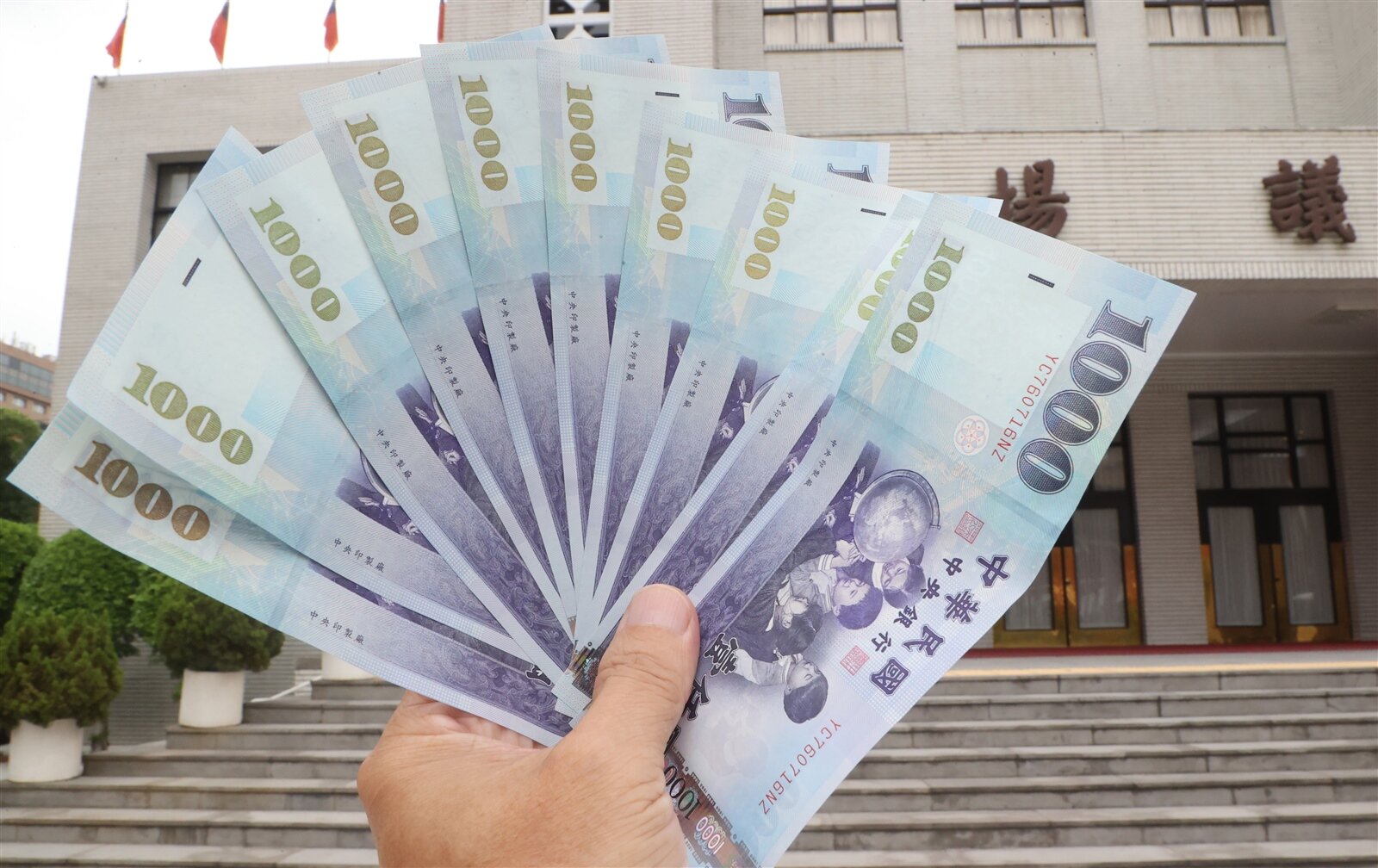 普發現金1萬元「第一批」的身份主要是有請領年金的對象,包括老年年金、職災年金等,因為身份與帳戶明確,將會直接入帳,估算有425萬人受惠。圖/聯合報系資料照片