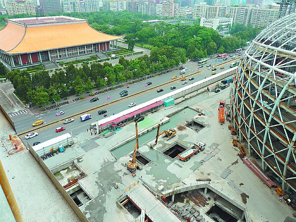 北市府決定在大巨蛋南側設地下連通道,讓人潮能自國父紀念館側進出。 記者周志豪/攝影