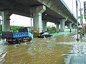 舊鐵橋下豪雨　水淹60公分高